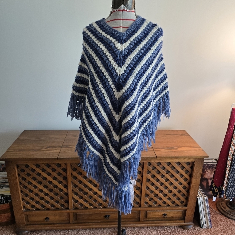 1970s Vintage Poncho / Shawl in Chevron Blues & White with Fringe